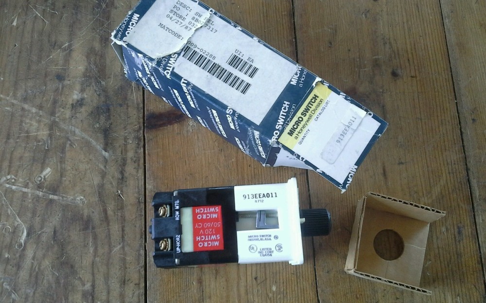 MICROSWITCH 913EEA011 CONTROL SWITCH 120V  Micro Switch NEW IN BOX