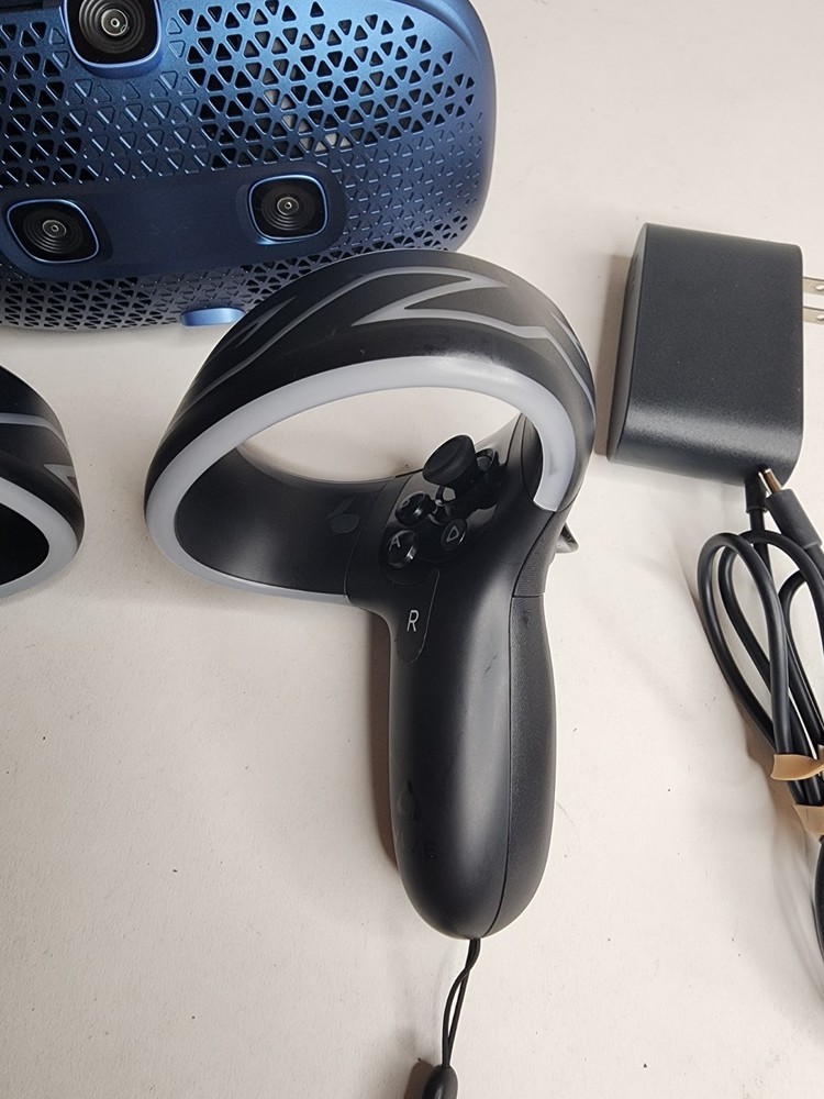 HTC Vive Cosmos Virtual Reality Gaming Headset + Controllers Complete Set