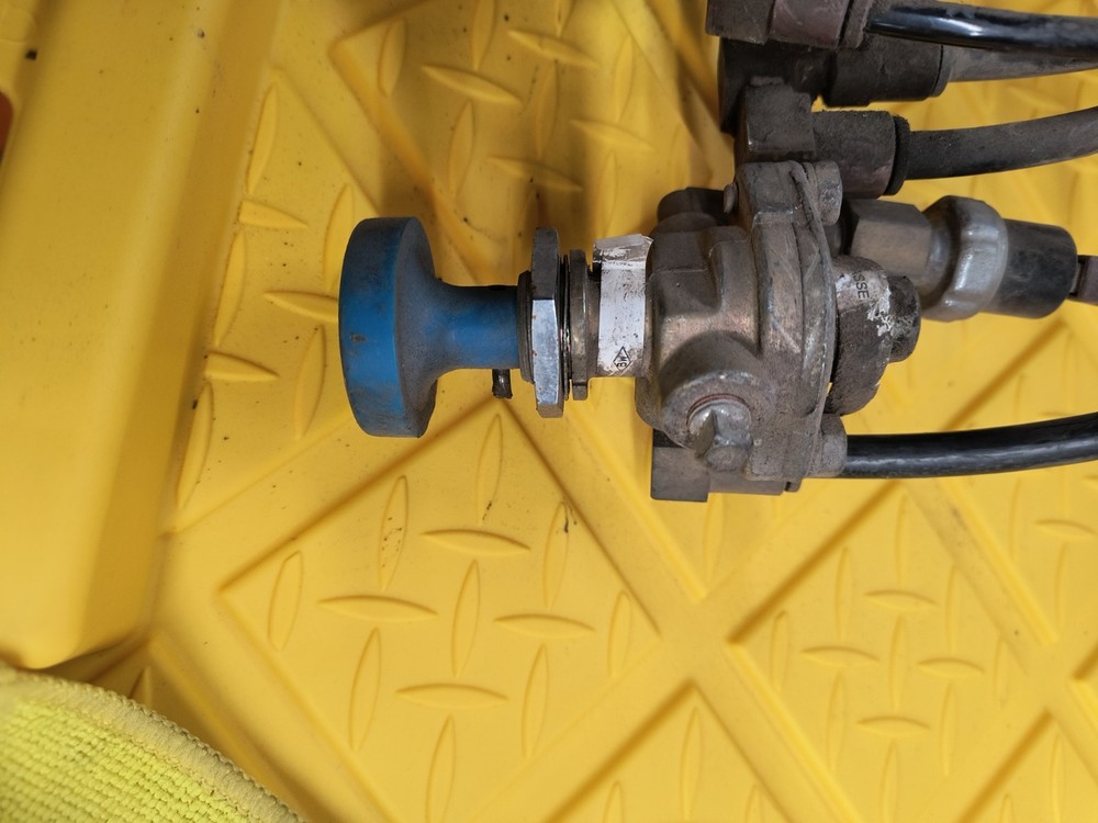 2) BENDIX PP-1 & 1) PP3 DASH MOUNT CONTROL VALVE