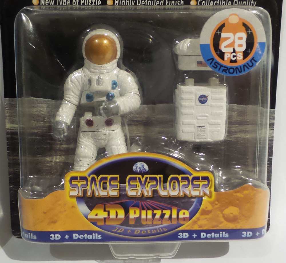 SPACE : APOLLO 11 COMMAND MODULE CARDED DIE CAST MODEL & ASTRONAUT 4D PUZZLE