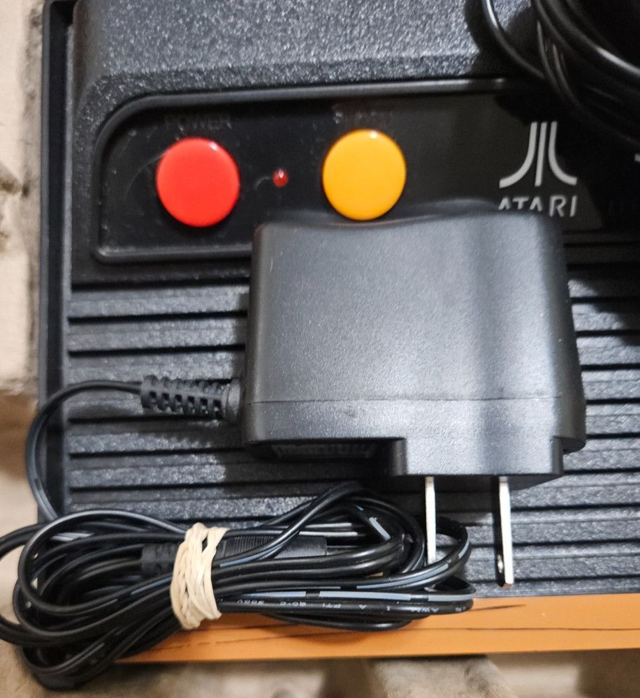 Atari Flashback 6 Classic Game System 100 Built-in Games 2 Wireless Controllers