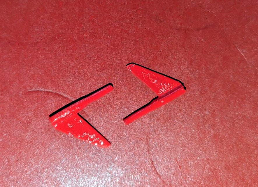 PAIR AMERICAN FLYER PREWAR TRIANGULAR FLAG CAST Red PAINT