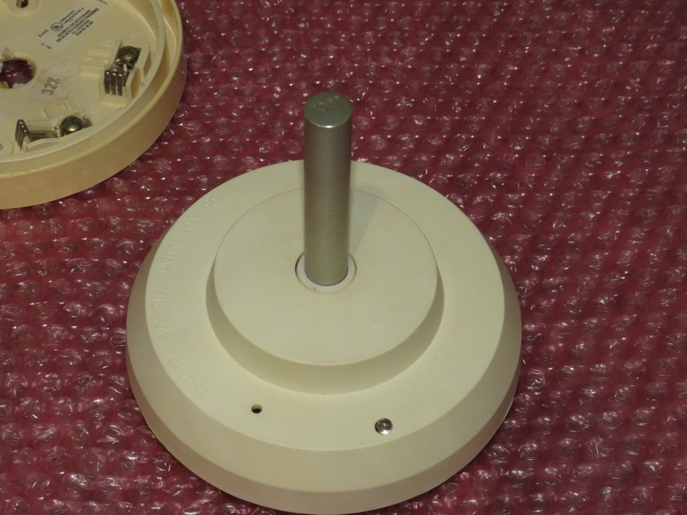 SIEMENS PYROTRONICS ID-60T-135 ADDRESSABLE FIRE HEAT DETECTOR DB-3S BASE