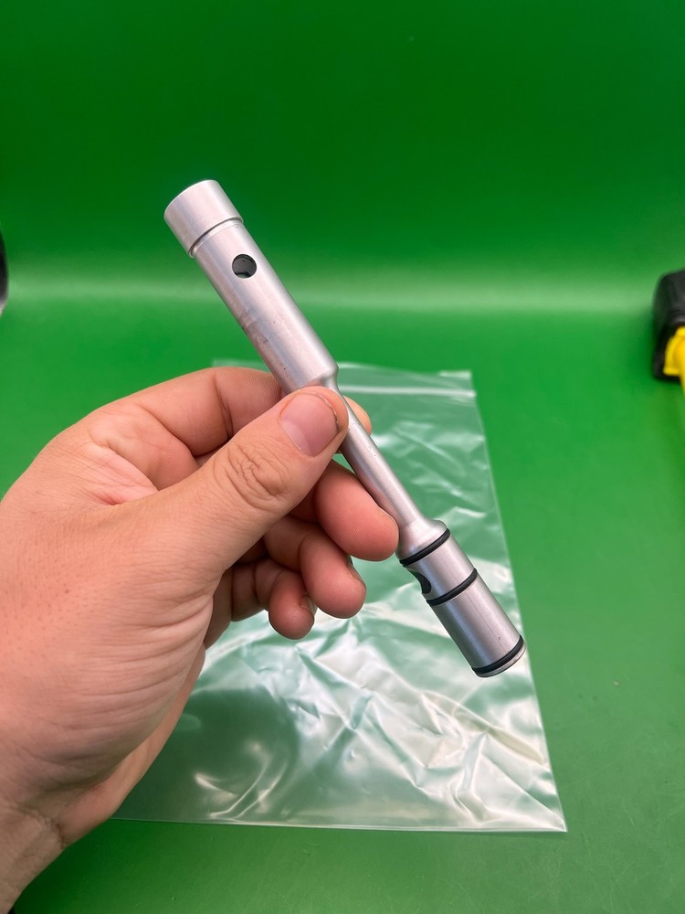 Autococker Bolt