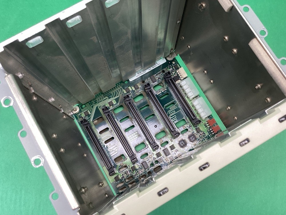 Intel ? Internal Hot Swap 5 SCSI Drive Bays & RAID ? Controller Card - UNTESTED