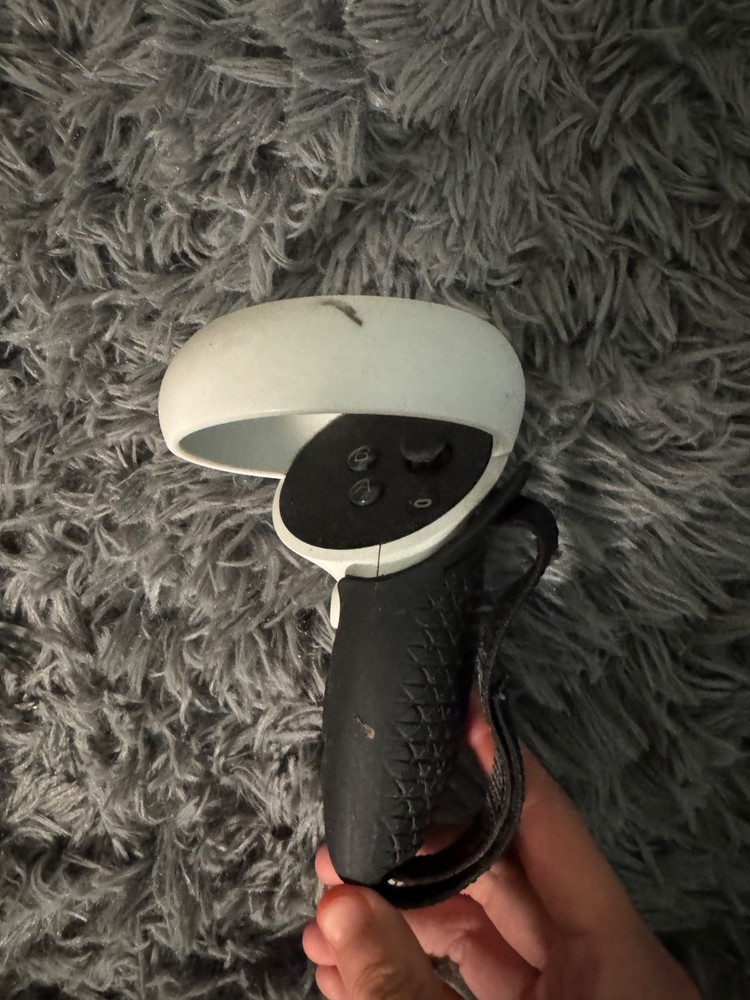 White oculus quest 2 with head strap & the oculus carrying case