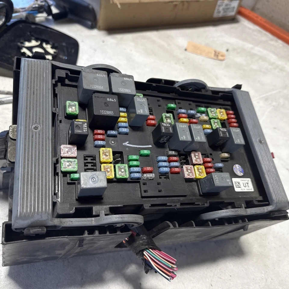 2007-2009 GMC Yukon Engine Fuse Box OEM