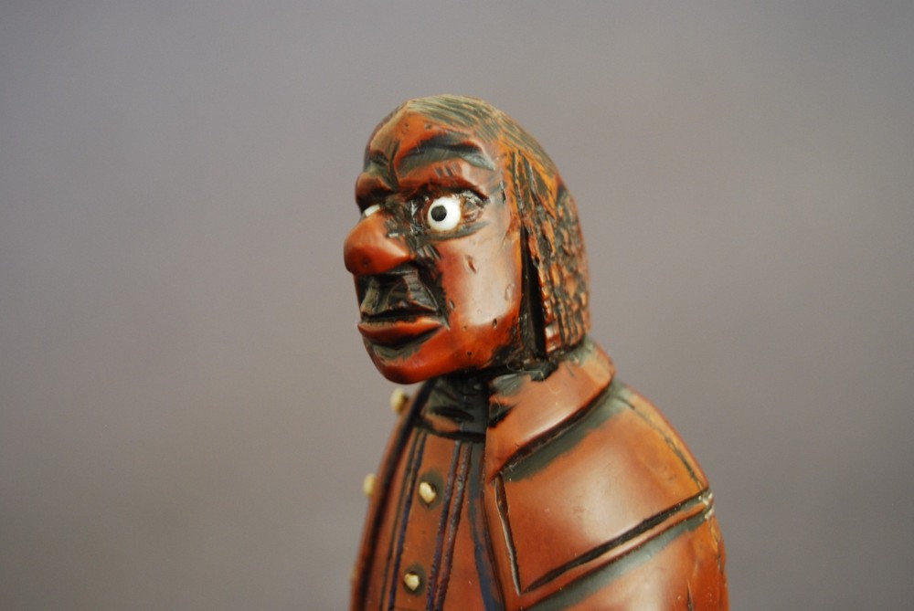 ANTIQUE COQUILLA SNUFF BOX