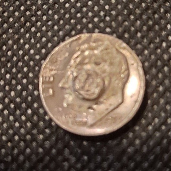 1972 ROOSEVELT DIME CENTER PLUG TOKEN!   e5499UXX
