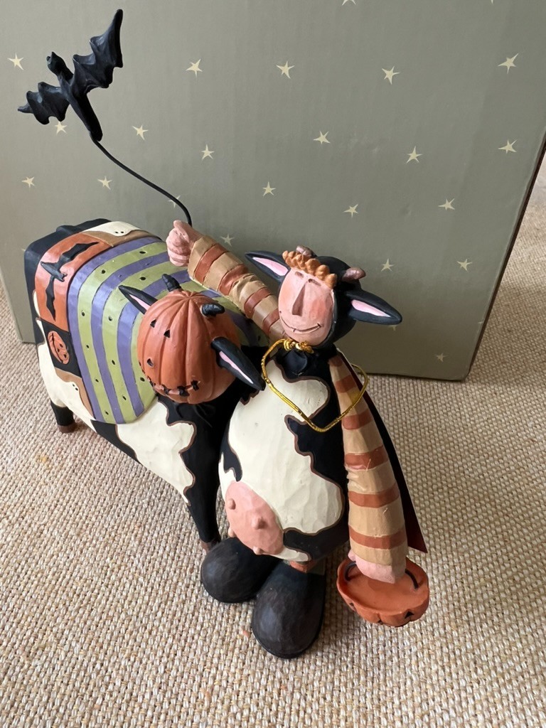 Williraye -ww6155 - COWSTUME PARTY - Halloween Cow with Pumpkin and Bat -New/Box