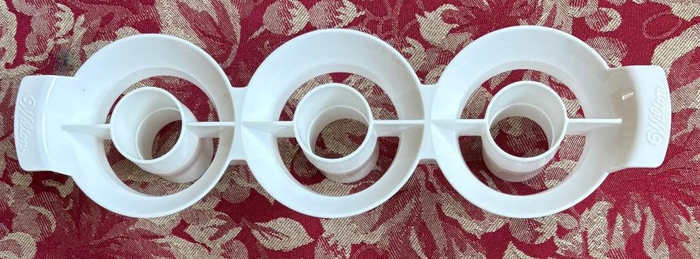 Wilton two-toned cupcake insert #B29