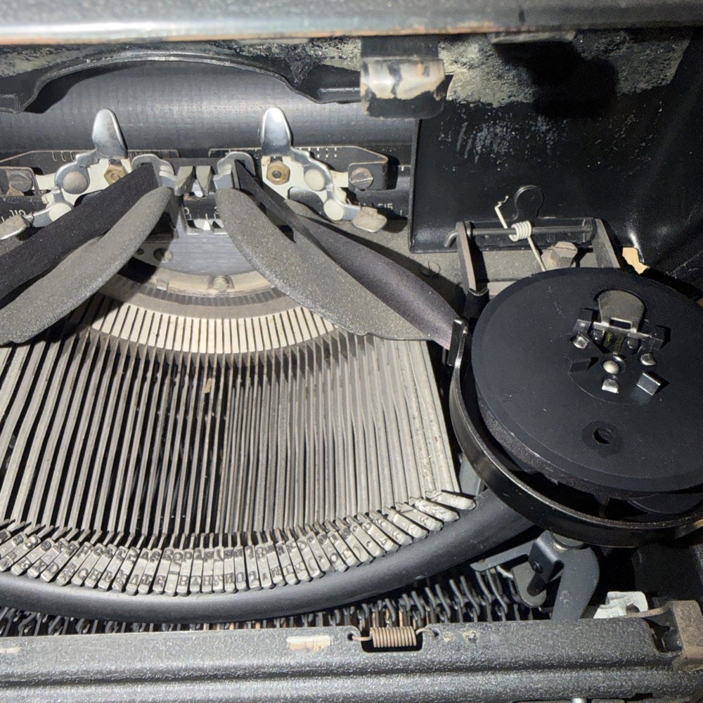 Antique 1940s Royal KMM Magic Margin Typewriter