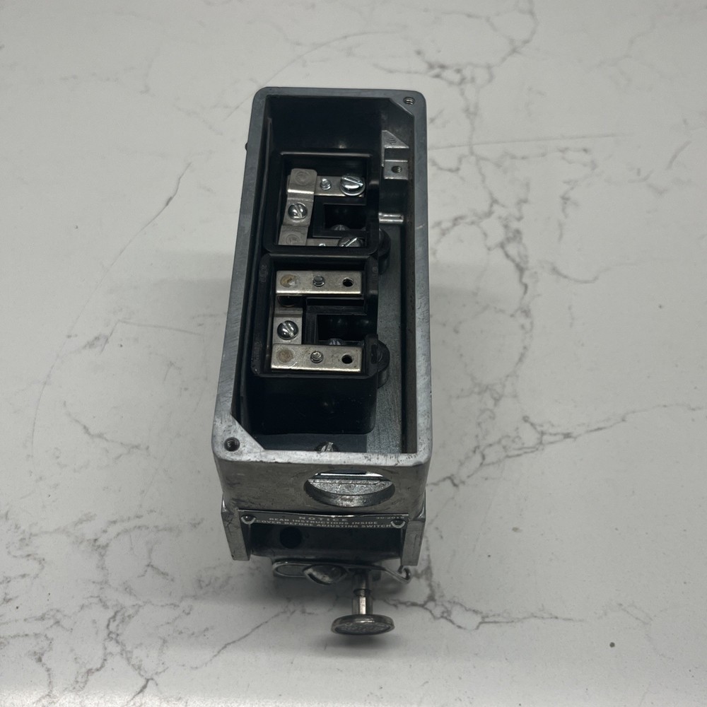 Eaton Limit Switch 10316H50 **MISSING TOP COVER**