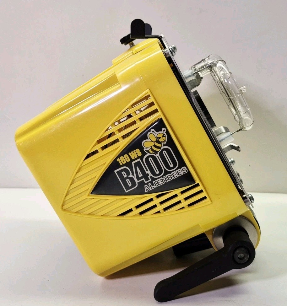 Paul C. Buff B400 AlienBees Yellow Studio Light Bundle - Light/Case/Reflector