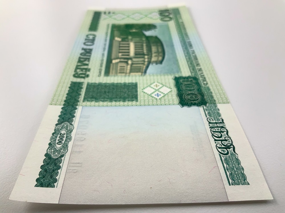 2000 Belarus 100 Rublei Uncirculated Banknote X722