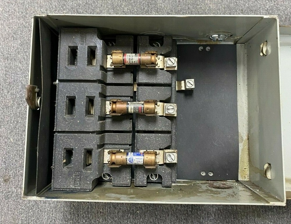 BUS DISTRIBUTION BP421, 30 AMP,240 AC ELECTRIC BOX