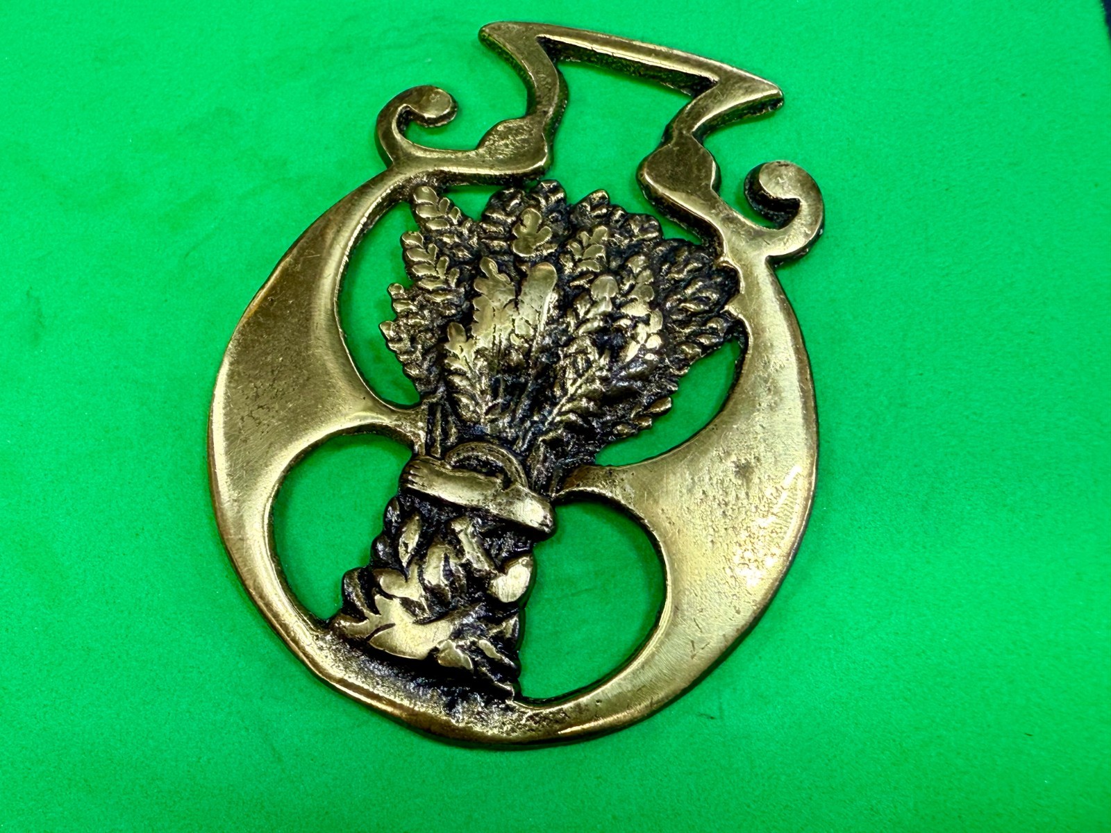 Tied Wheatsheaf Openwork Frame Bridle Harness Horse Saddle Medallion