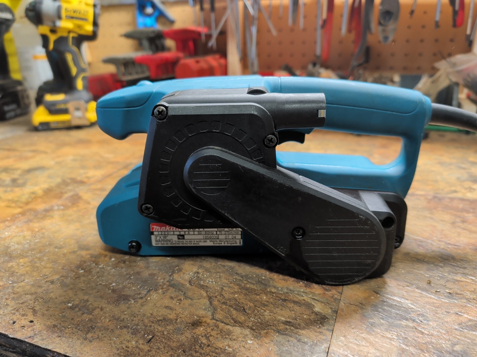 Makita 9911 5.6 Amp 3-Inch by 18-Inch Variable Speed Belt Sander with Cloth Dust