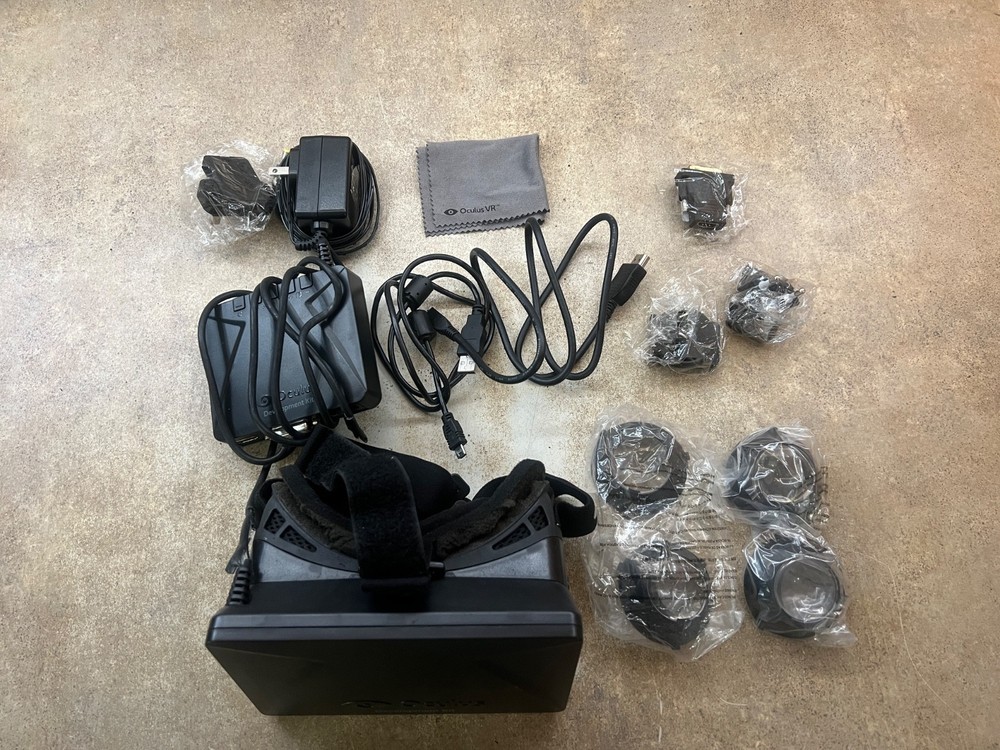 Oculus Development Kit DK Virtual Reality Headset with Case