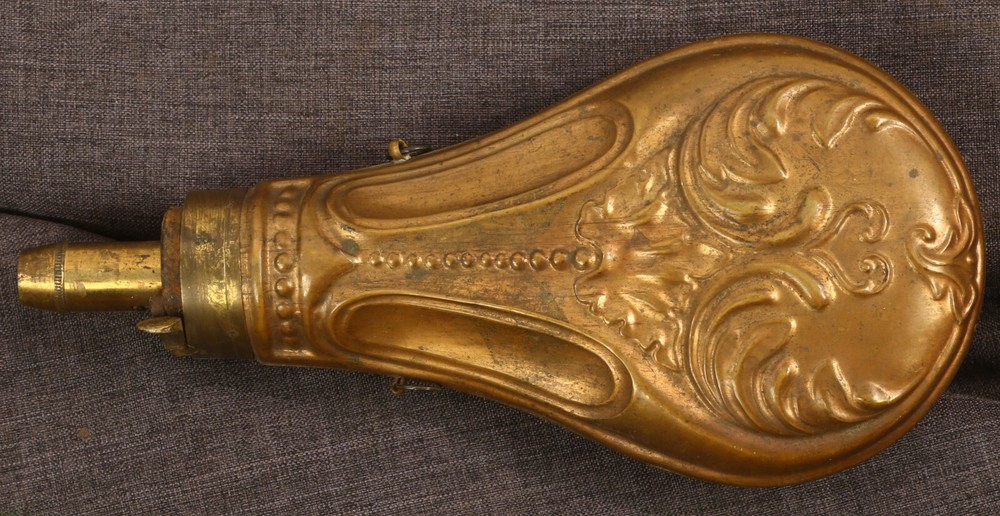 Shell embossed pattern powder flask