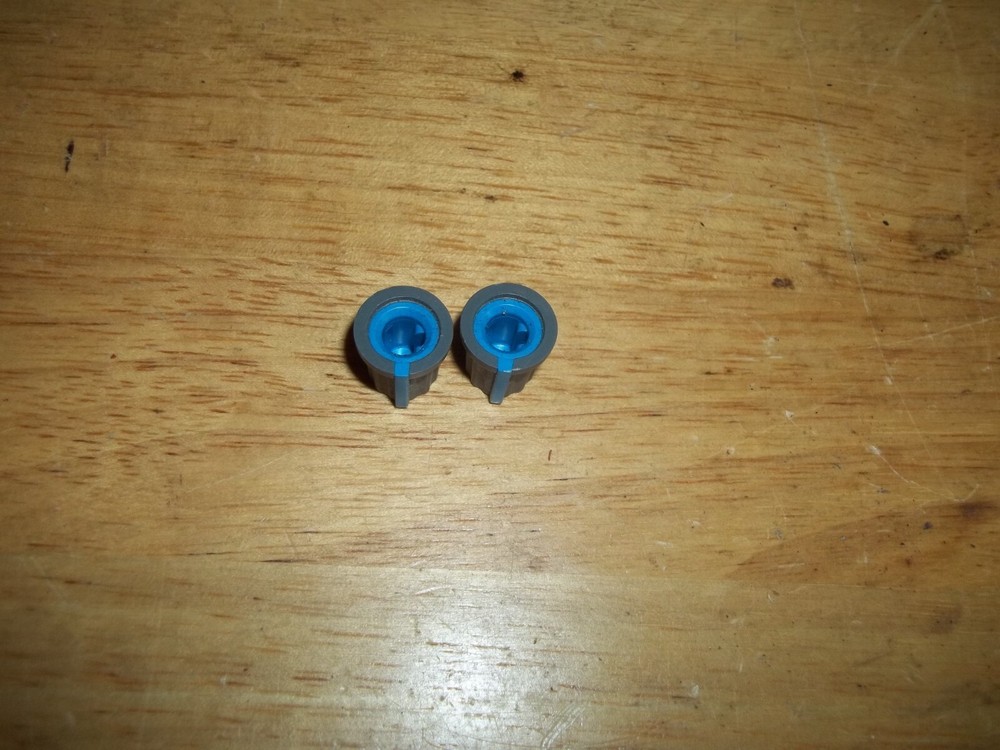 Soundtracs 32-4-2- Studio Mixer Blue Top Knobs (2)