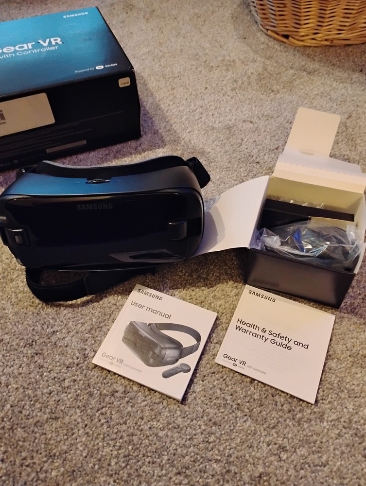 Samsung Gear VR with Controller Powered By Oculus New Open Box SM-R324