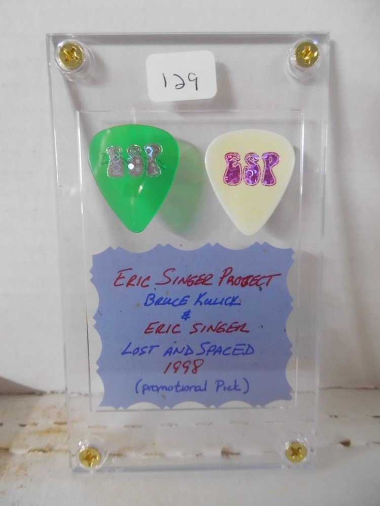 KISS~BRUCE KULICK/ERIC SINGER~2 TOUR GUITAR PICKS/CASE~1998 LOST & SPACED (129)