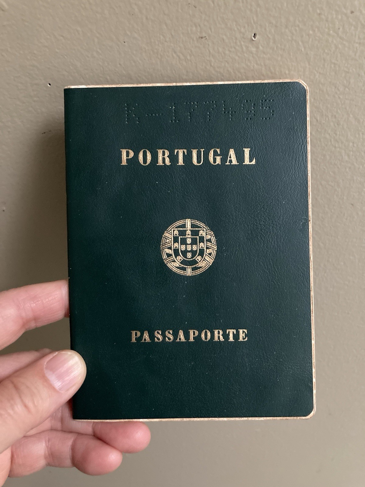 Vintage Portugal Passport New York Consular Revenue Stamp 1986 obsolete Passport