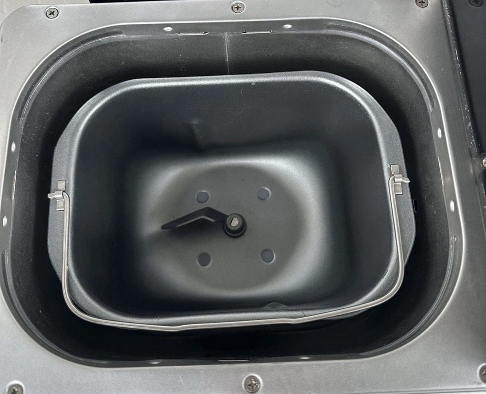 CUISINART CBK-100 2-Pound Programmable Breadmaker - Comes Manual & Attachments