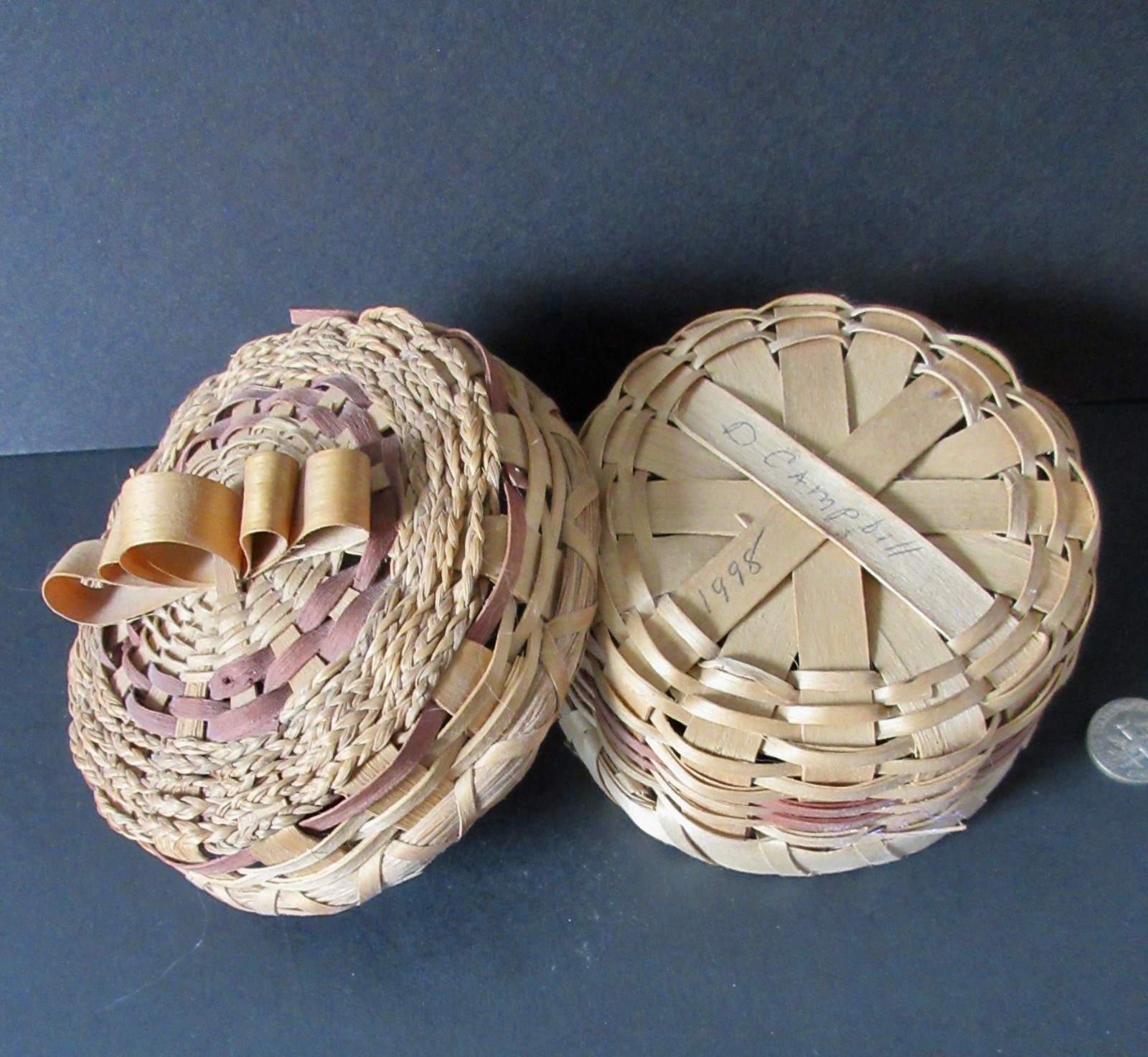 Sm Rnd lidded Wabanaki Ash Basket w/bow ribbon handle -rose dye: D Campbell 1998