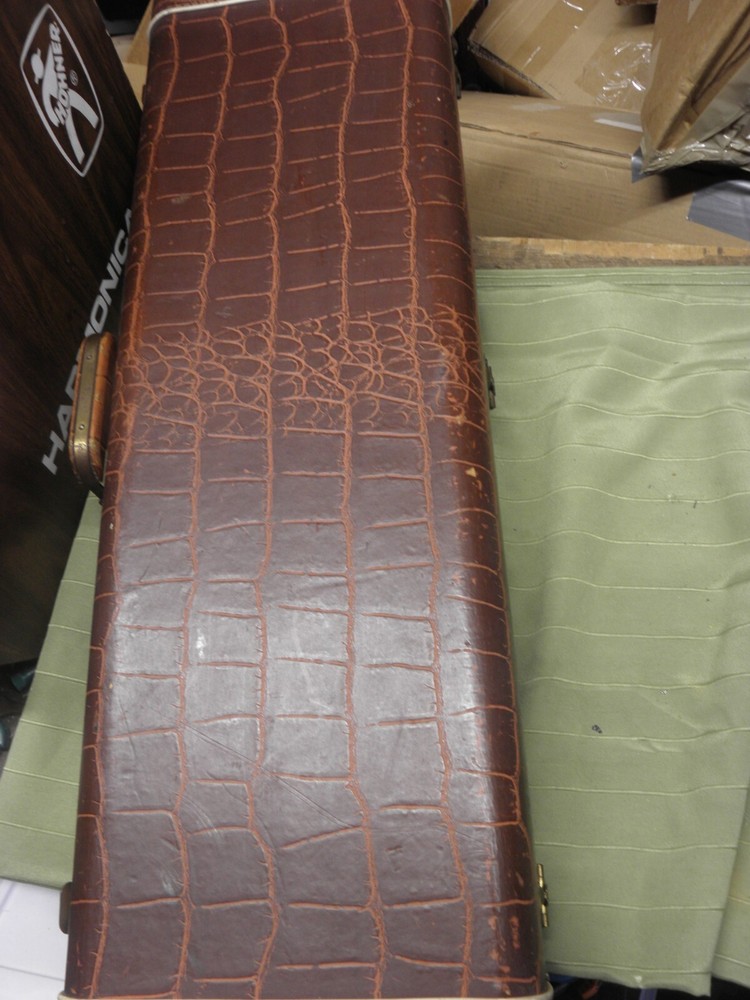ALLIGATOR STYLE BROWN VIOLIN CASE