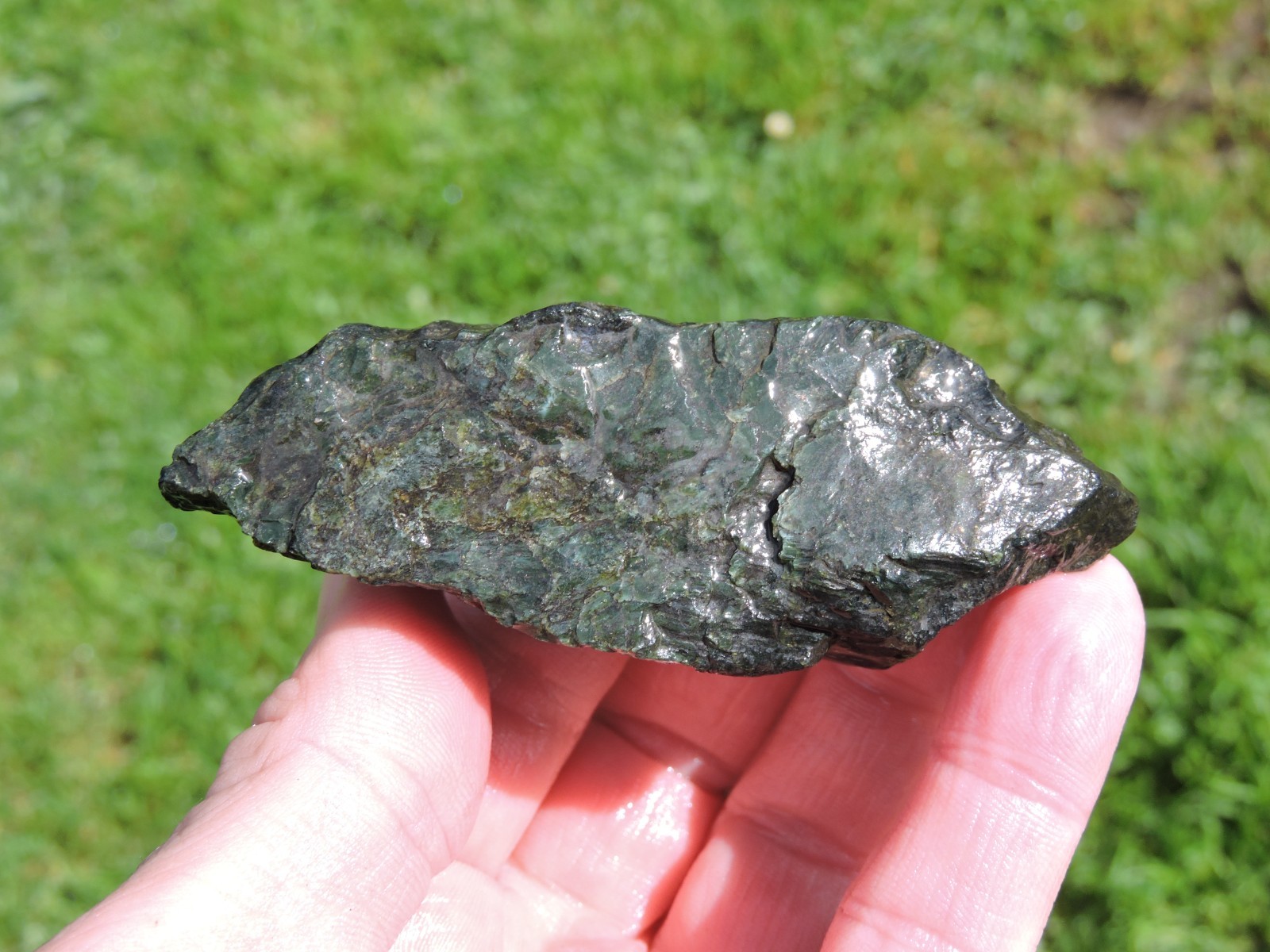 OREGON DARK GREEN SERPENTINE Rough Stones. *MAGNETIC* 100% Natural (8 lb)
