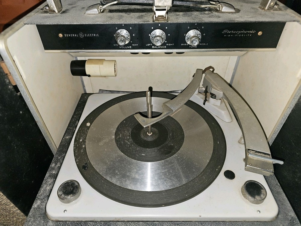 GE Model RP 1570a Compact Stereo Custom Portable Turntable- Untested