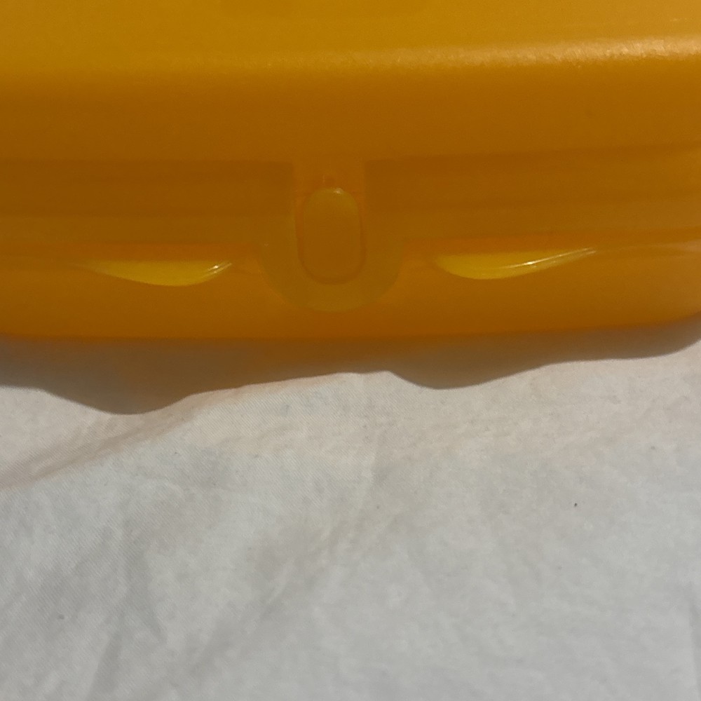 Tupperware Sandwich Keeper Orange 8203A-4 EUC