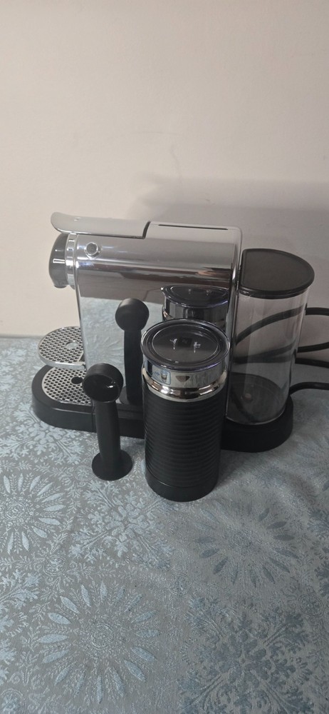 Nespresso Citiz & Milk My Machine Type 122