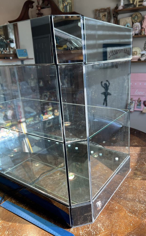 1990 HUMMEL STORE DISPLAY CASE, BEAUTIFUL SOLID CASE WITH 2 LOCKING DOORS