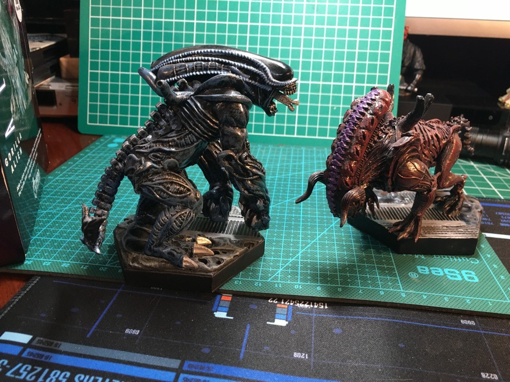 Eaglemoss Aliens "Box Set 4 "Alien vs Predator Video Game Set" opened, displayed