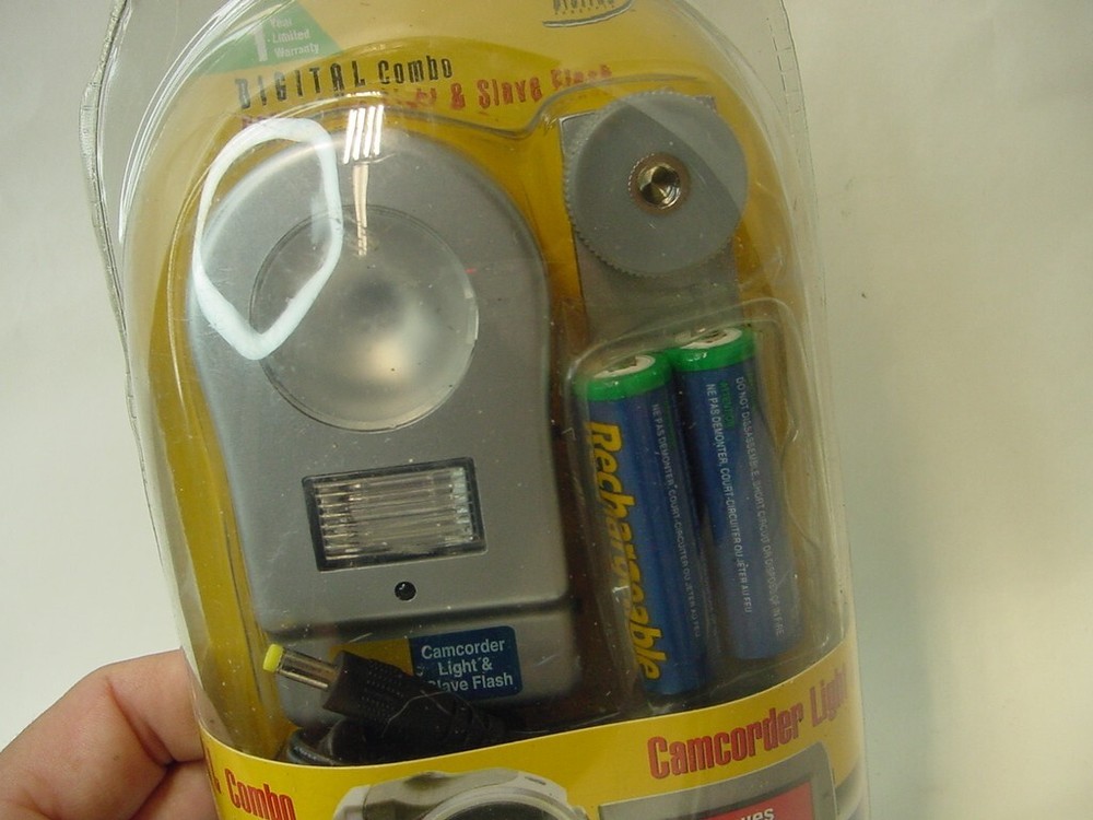 DIGITAL COMBO CAMCORDER LIGHT AND SLAVE FLASH