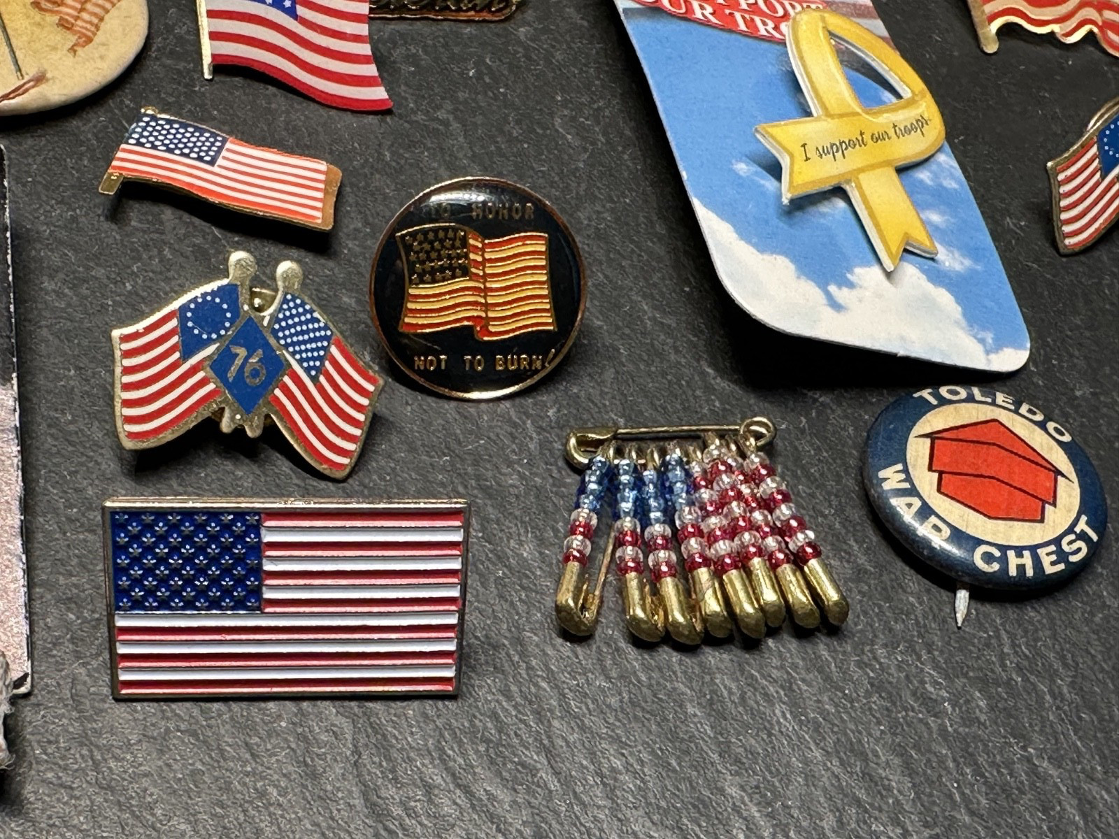 LOT OF 35+ VINTAGE USA PATRIOTIC PINS : FLAGS, VETERANS, '76, MORE I127