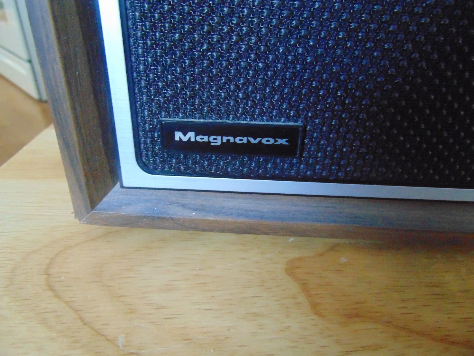 Magnavox Table Radio Model R434 AM/FM powers on in very good condition