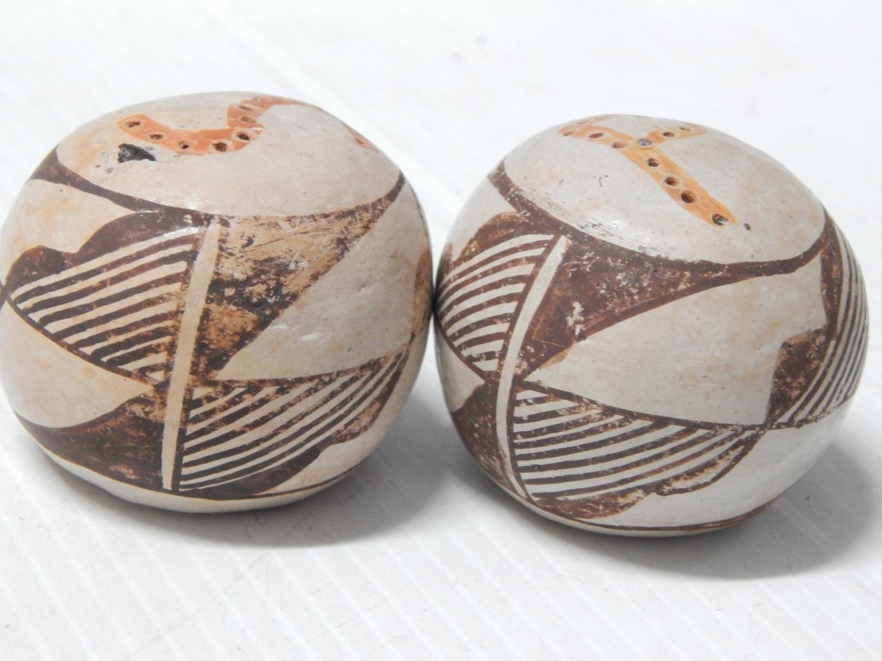 ANTIQUE VINTAGE ACOMA INDIAN POTTERY S & P SHAKERS POT - OLD