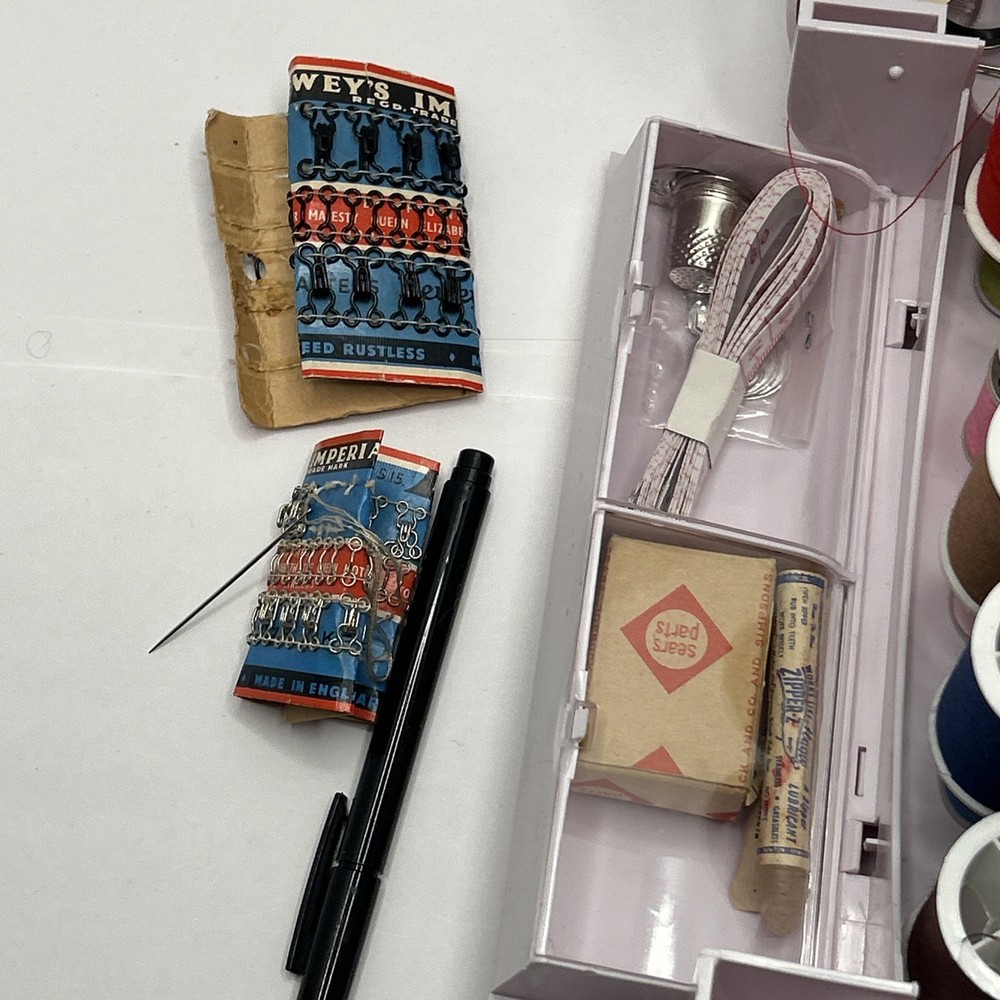 SINGER Sew Essentials Foldup Case Sewing Kit Portable Organizer w/ items include