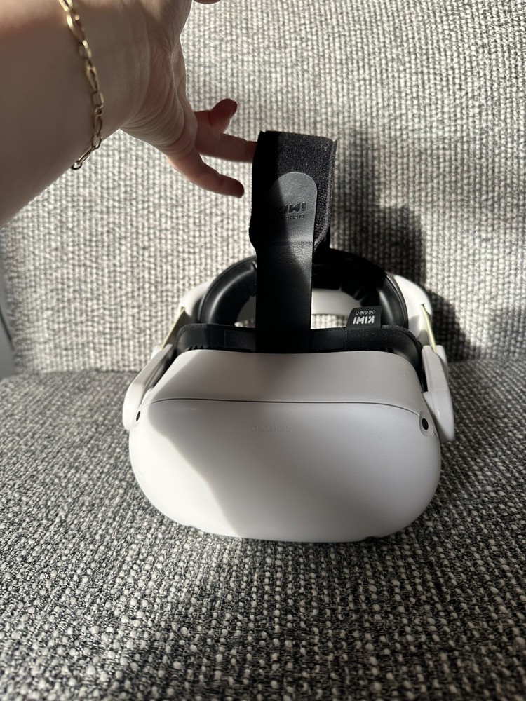 Meta Oculus Quest 2 Virtual Reality Headset With Carrying Case