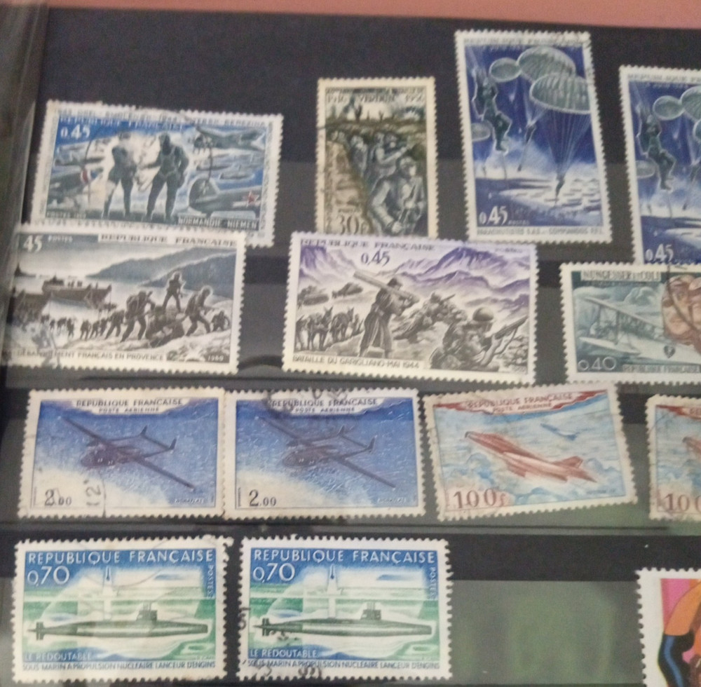 2" 3 ring binder w/ 5 pages of stamps over 100 usable stamps mostly US