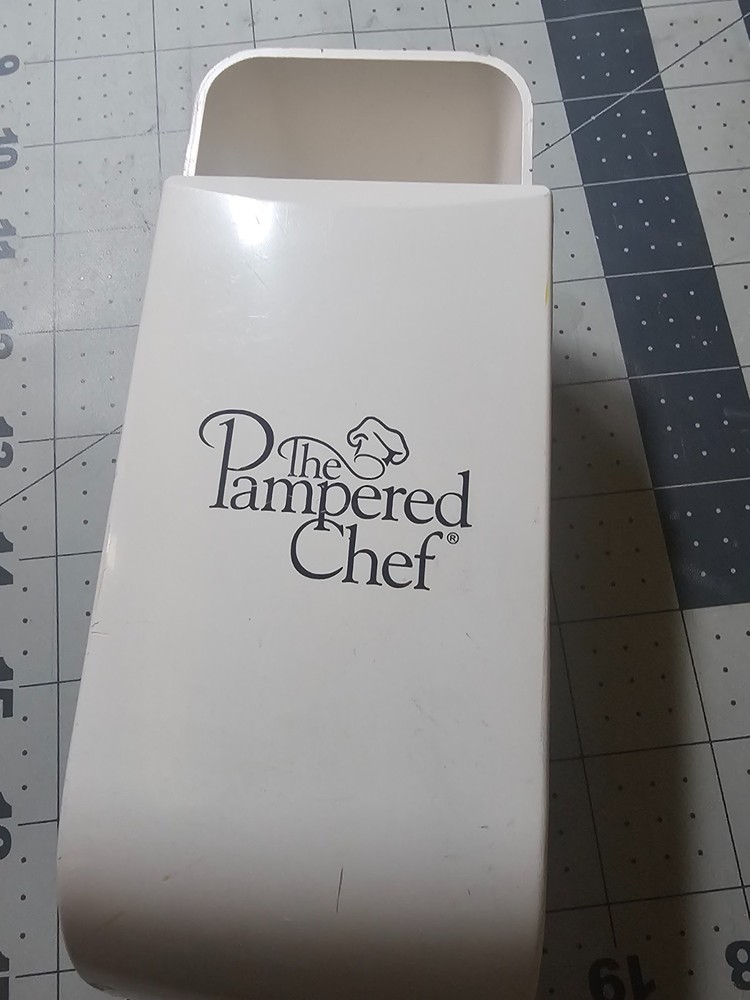 Pampered Chef measuring cup and chopper