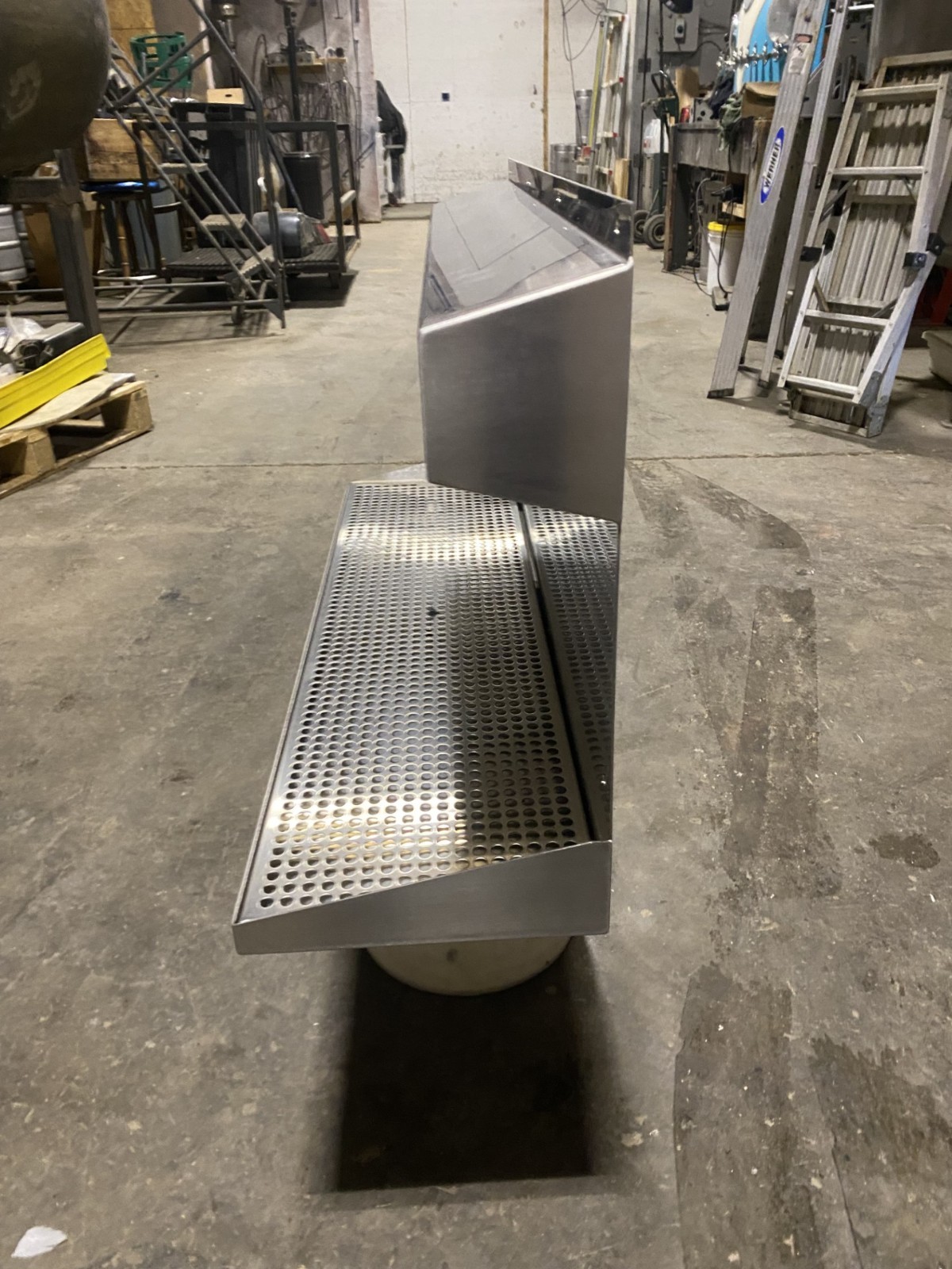 10 tap wall mounted beer tower dispenser with built in drip tray