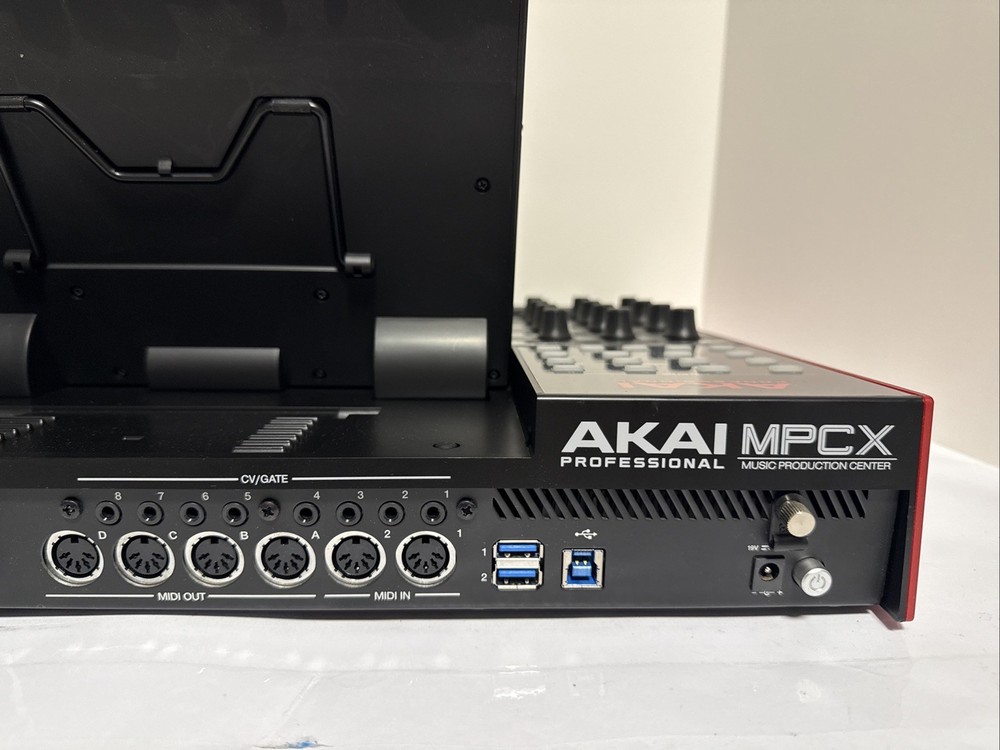 Akai Professional MPCX Standalone Sampler & Sequencer /Read