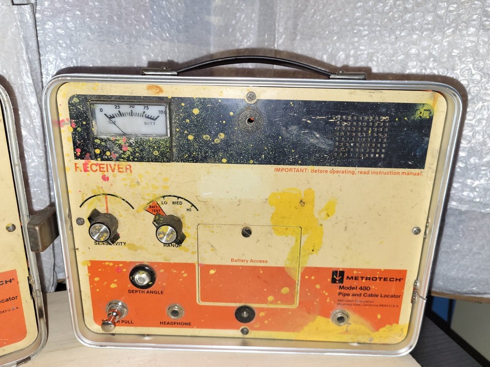 Metrotech Model 480 Pipe and Cable Locator Transmitter Receiver. 