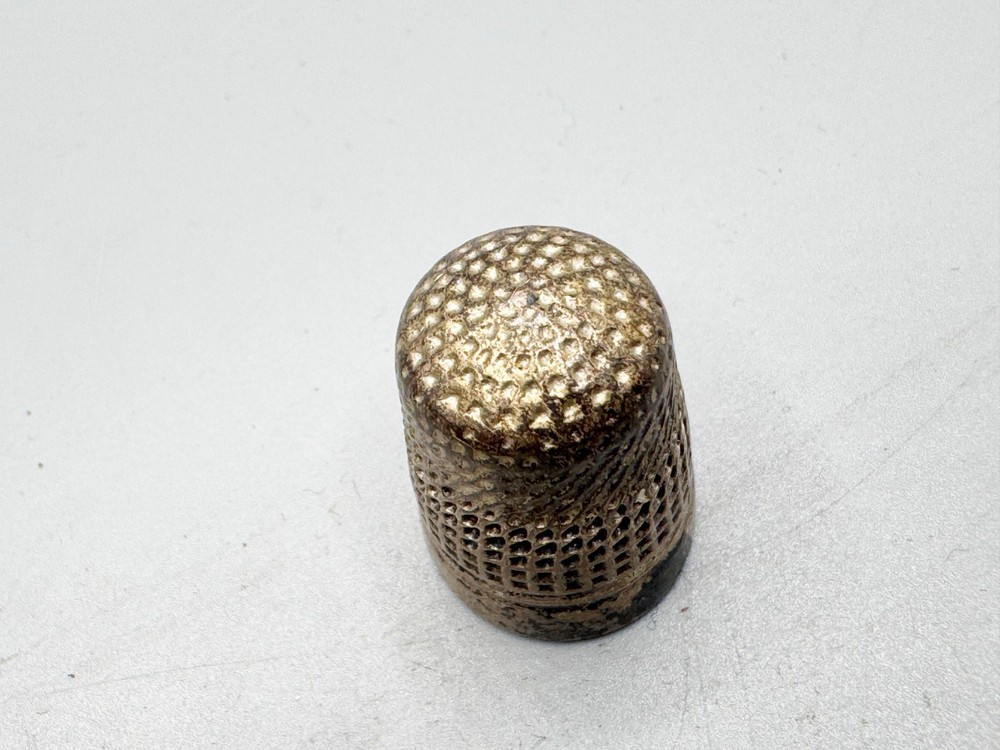VINTAGE / ANTIQUE OLD SOLID STERLING SILVER SEWING THIMBLE