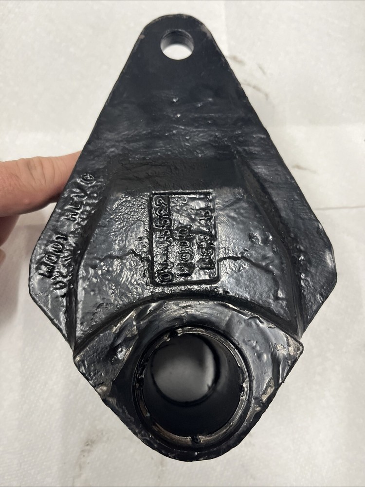 Peterbilt Spring Pivot Hanger Used 01-4552